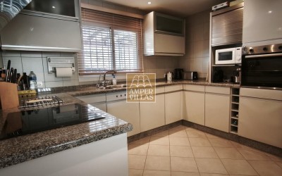 Preciosa casa pareada con bonitas vistas al mar en Sierra Altea Golf.